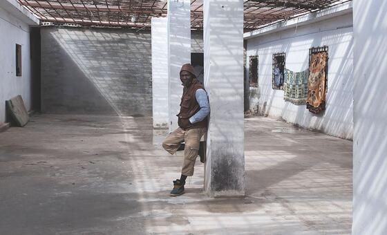 Мигрантво дворе центра содержания под стражей в Ливии. 